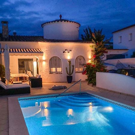 Charmante Villa Avec Piscine Dans Les Canaux เอมปูเรียบราบา ภายนอก รูปภาพ